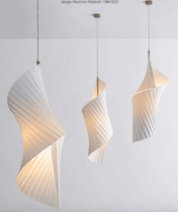 Weiße Lampe mit Falten architektonisch strukturiert